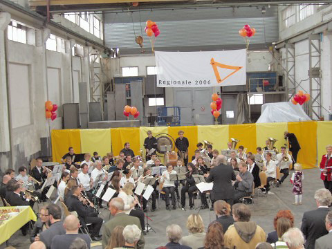 Auftrittsphoto anlässlich der Eröffnung des neuen Musikschulgebäudes 2004
